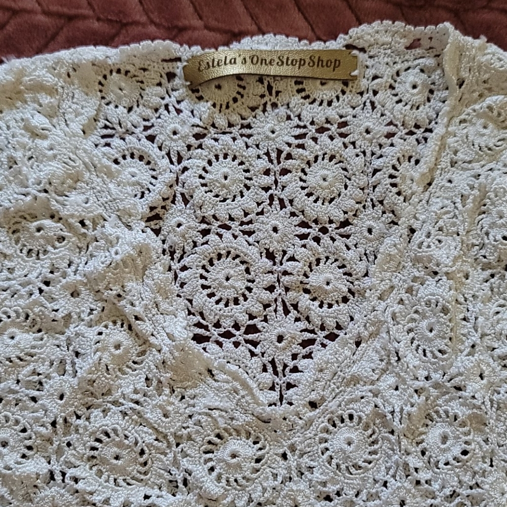 White blouse 👚 - Picture 3 of 4